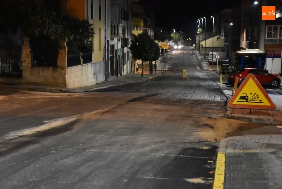 Foto 8 - Reanudado cuatro semanas despu&eacute;s el asfaltado de la Avenida de B&eacute;jar