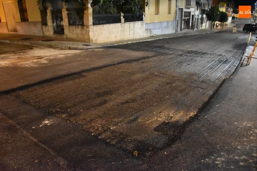 Foto 9 - Reanudado cuatro semanas despu&eacute;s el asfaltado de la Avenida de B&eacute;jar