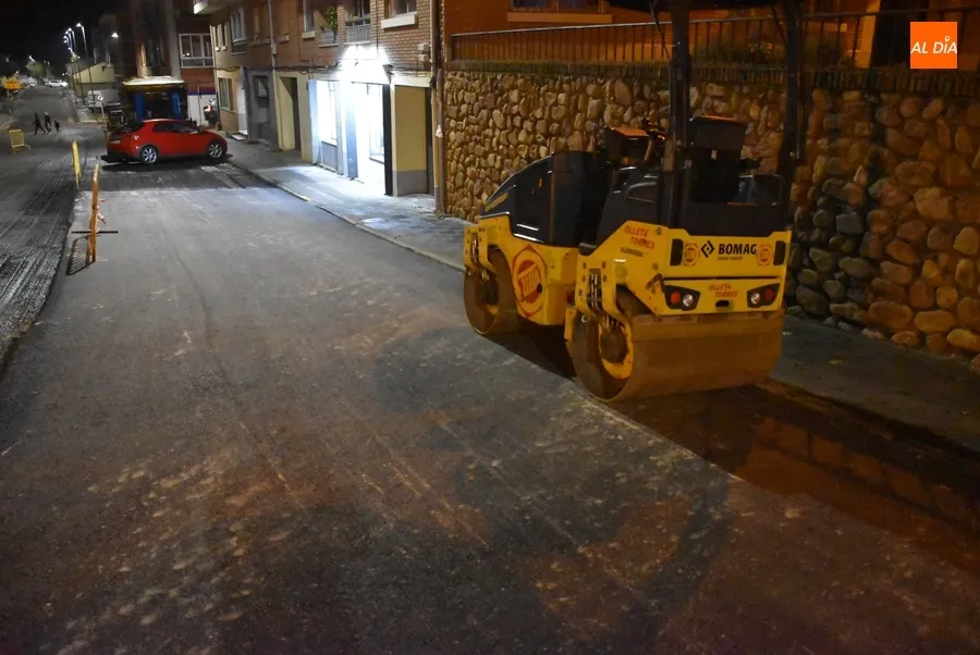 Foto 10 - Reanudado cuatro semanas despu&eacute;s el asfaltado de la Avenida de B&eacute;jar