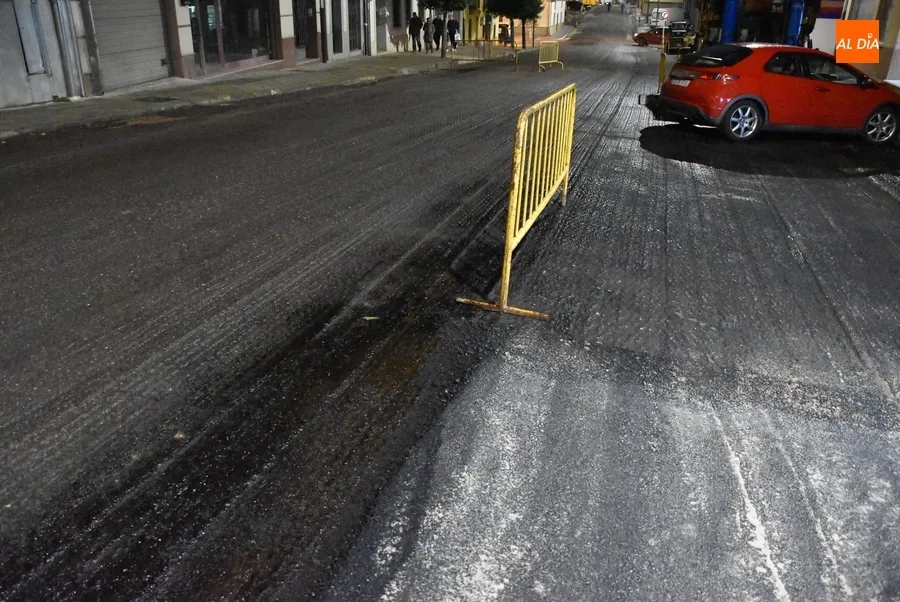 Foto 11 - Reanudado cuatro semanas despu&eacute;s el asfaltado de la Avenida de B&eacute;jar