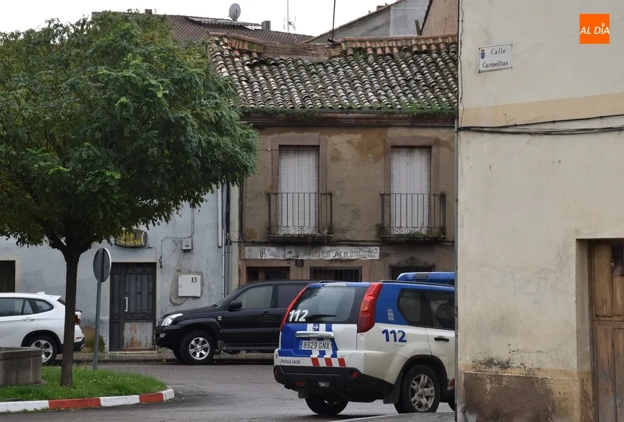Foto 6 - Los Bomberos retiran una antena de un tejado que se ha empezado a hundir