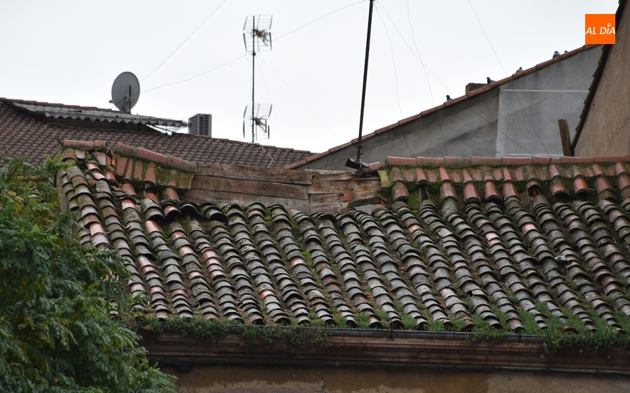 Foto 5 - Los Bomberos retiran una antena de un tejado que se ha empezado a hundir