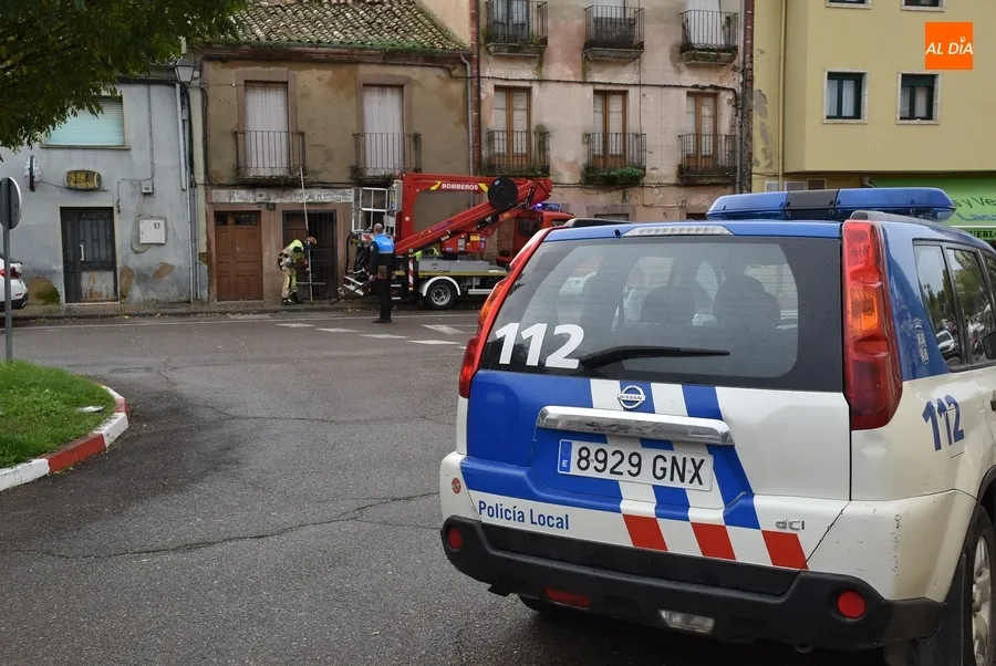 Foto 4 - Los Bomberos retiran una antena de un tejado que se ha empezado a hundir