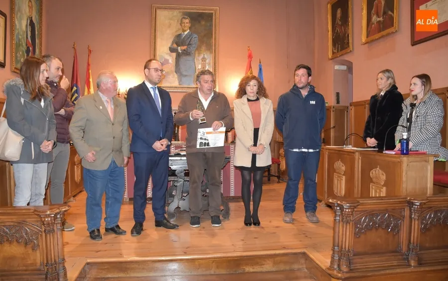 Foto 2 - Un emocionado Carlos Garc&iacute;a Medina recoge el galard&oacute;n del Certamen Celso Lagar 2023