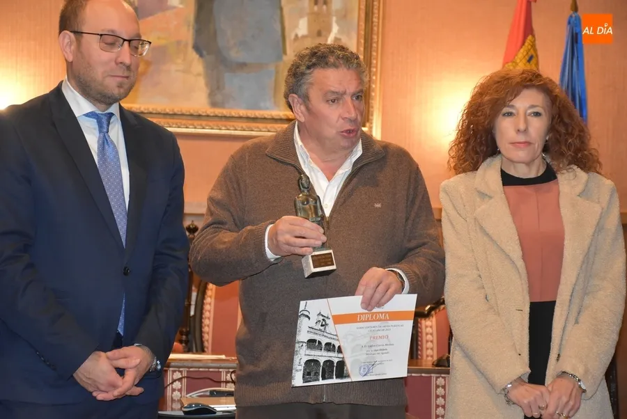Foto 3 - Un emocionado Carlos Garc&iacute;a Medina recoge el galard&oacute;n del Certamen Celso Lagar 2023