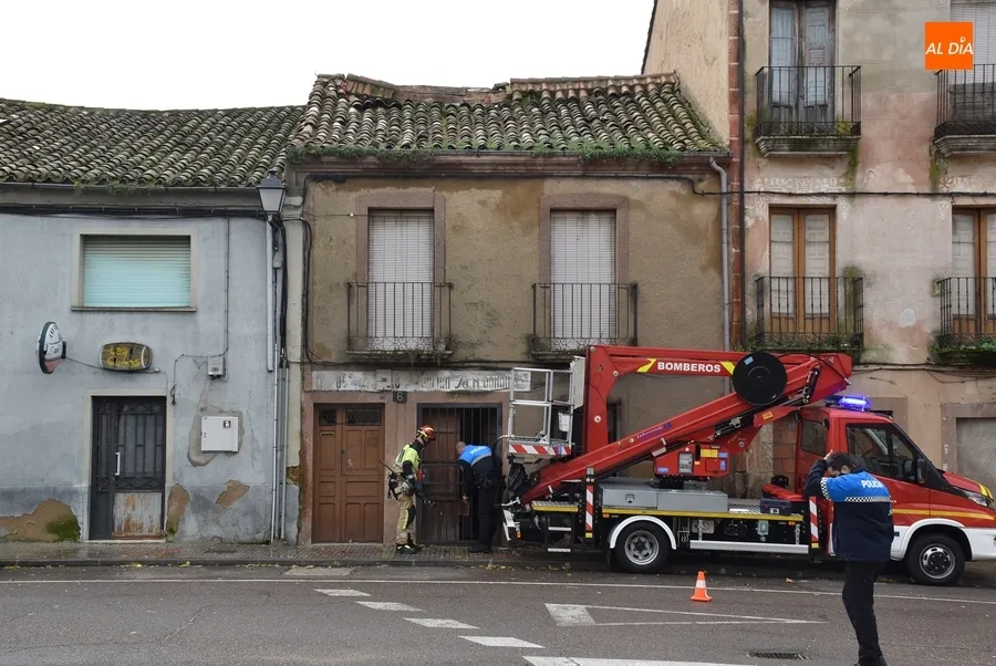 Foto 2 - Los Bomberos retiran una antena de un tejado que se ha empezado a hundir