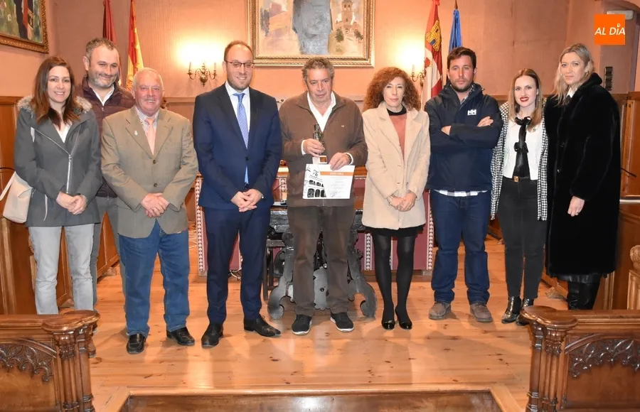Foto 4 - Un emocionado Carlos Garc&iacute;a Medina recoge el galard&oacute;n del Certamen Celso Lagar 2023