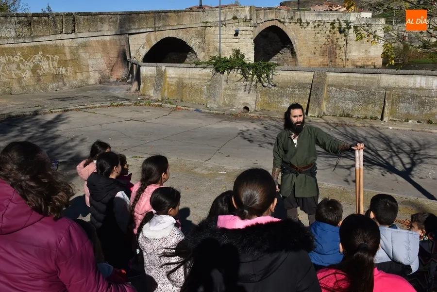 Foto 5 - El entorno del Puente Mayor acoge la obra sobre sus 250 a&ntilde;os de historia