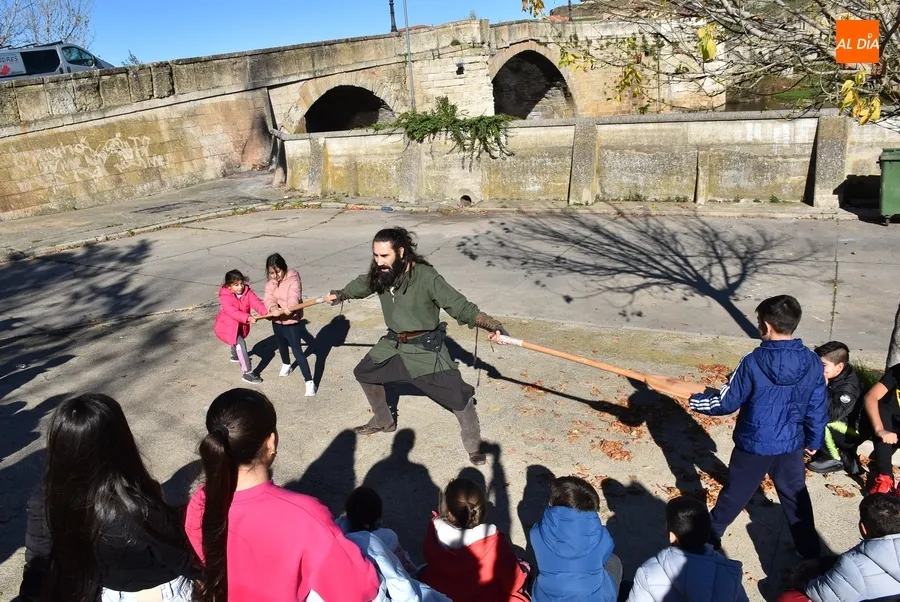 Foto 7 - El entorno del Puente Mayor acoge la obra sobre sus 250 a&ntilde;os de historia