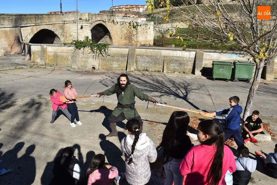 Foto 11 - El entorno del Puente Mayor acoge la obra sobre sus 250 a&ntilde;os de historia