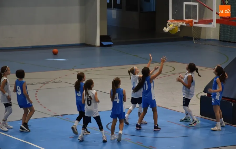 Foto 2 - Ma&ntilde;ana especial de baloncesto en Ciudad Rodrigo con encuentros simult&aacute;neos en dos canchas