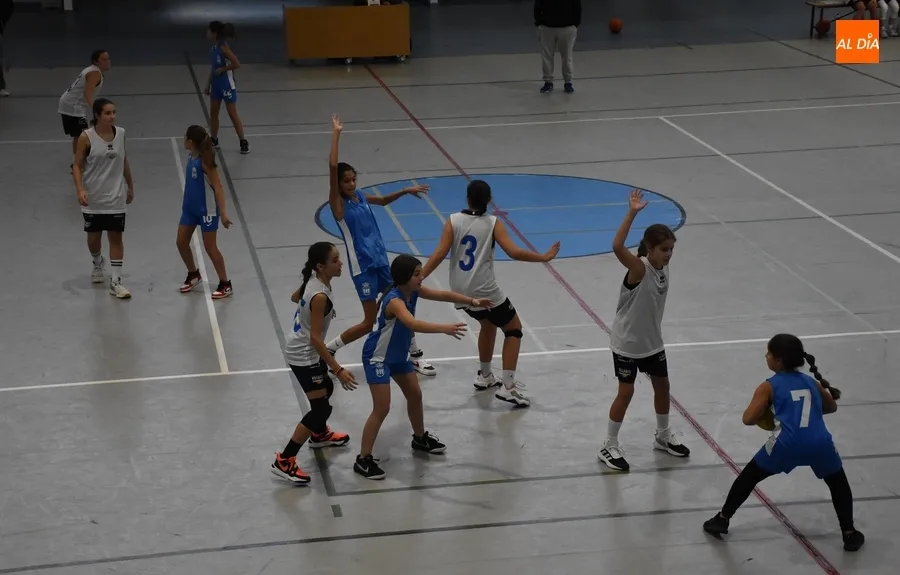 Foto 6 - Ma&ntilde;ana especial de baloncesto en Ciudad Rodrigo con encuentros simult&aacute;neos en dos canchas