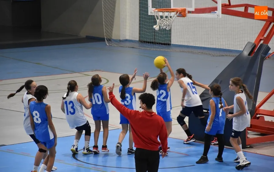 Foto 7 - Ma&ntilde;ana especial de baloncesto en Ciudad Rodrigo con encuentros simult&aacute;neos en dos canchas