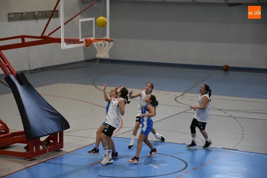 Foto 10 - Ma&ntilde;ana especial de baloncesto en Ciudad Rodrigo con encuentros simult&aacute;neos en dos canchas