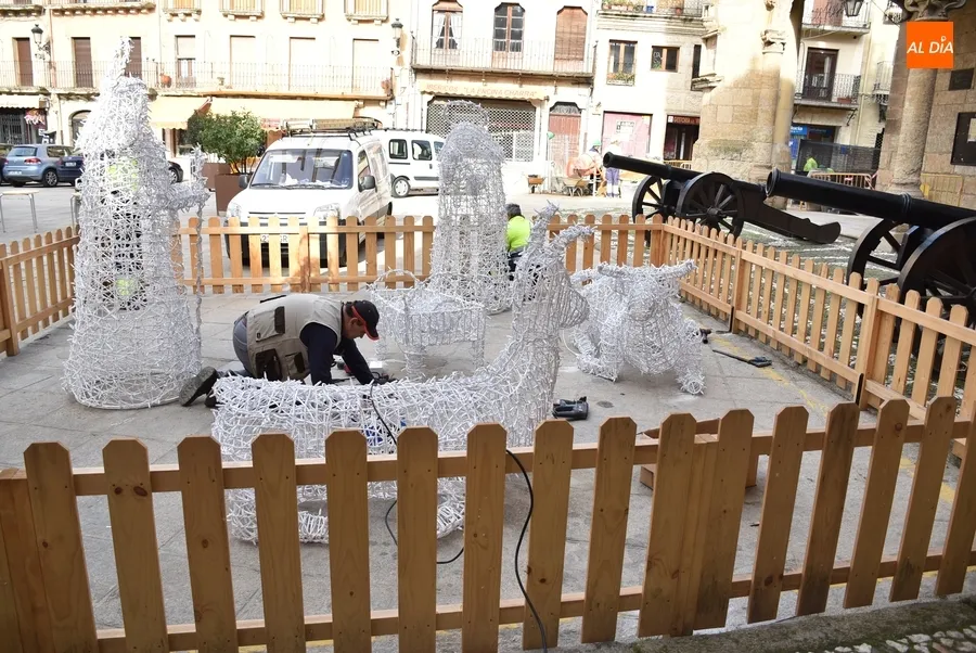 Foto 4 - Instalado el nacimiento que presidir&aacute; la Navidad a los pies de la Casa Consistorial