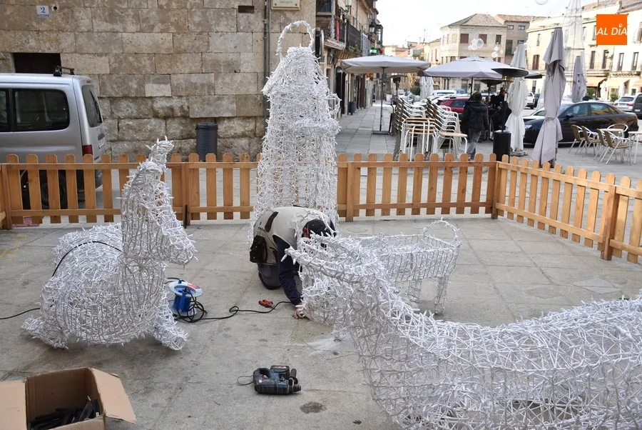 Foto 3 - Instalado el nacimiento que presidir&aacute; la Navidad a los pies de la Casa Consistorial
