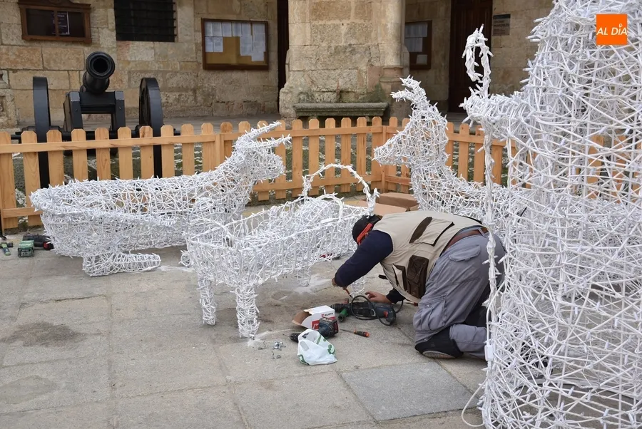Foto 2 - Instalado el nacimiento que presidir&aacute; la Navidad a los pies de la Casa Consistorial