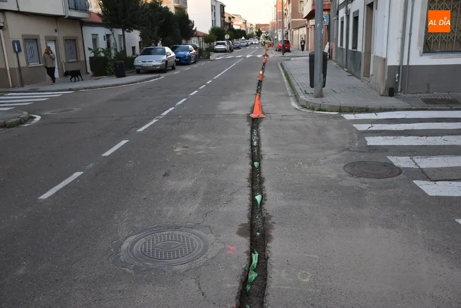 Foto 5 - Abierta una microzanja en un amplio tramo de la calle Santa Clara para introducir fibra