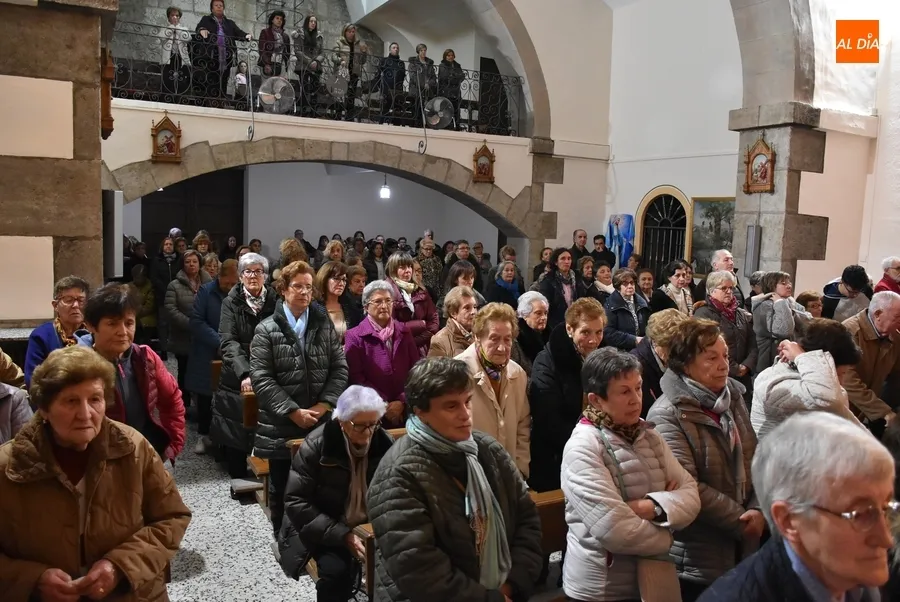 Foto 4 - Abarrotado culmen de la Novena en honor a la Virgen de la Medalla Milagrosa
