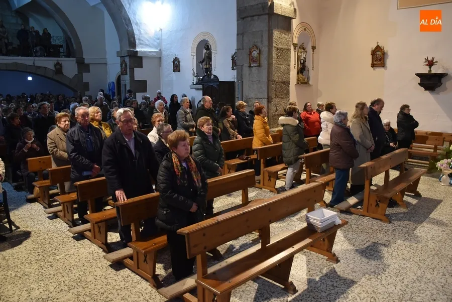 Foto 10 - Abarrotado culmen de la Novena en honor a la Virgen de la Medalla Milagrosa