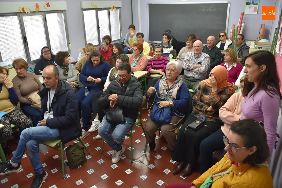Foto 3 - La Guardia Civil imparte una charla sobre timos y estafas a alumnos de la Escuela de Adultos