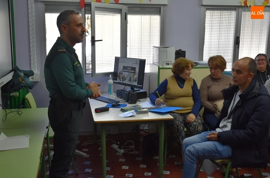 Foto 4 - La Guardia Civil imparte una charla sobre timos y estafas a alumnos de la Escuela de Adultos