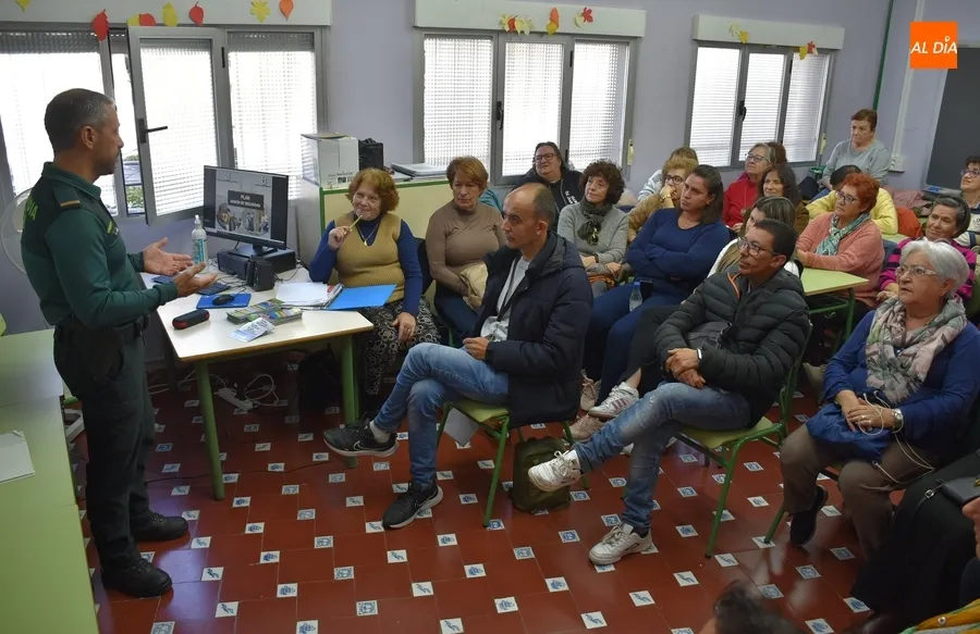 Foto 2 - La Guardia Civil imparte una charla sobre timos y estafas a alumnos de la Escuela de Adultos