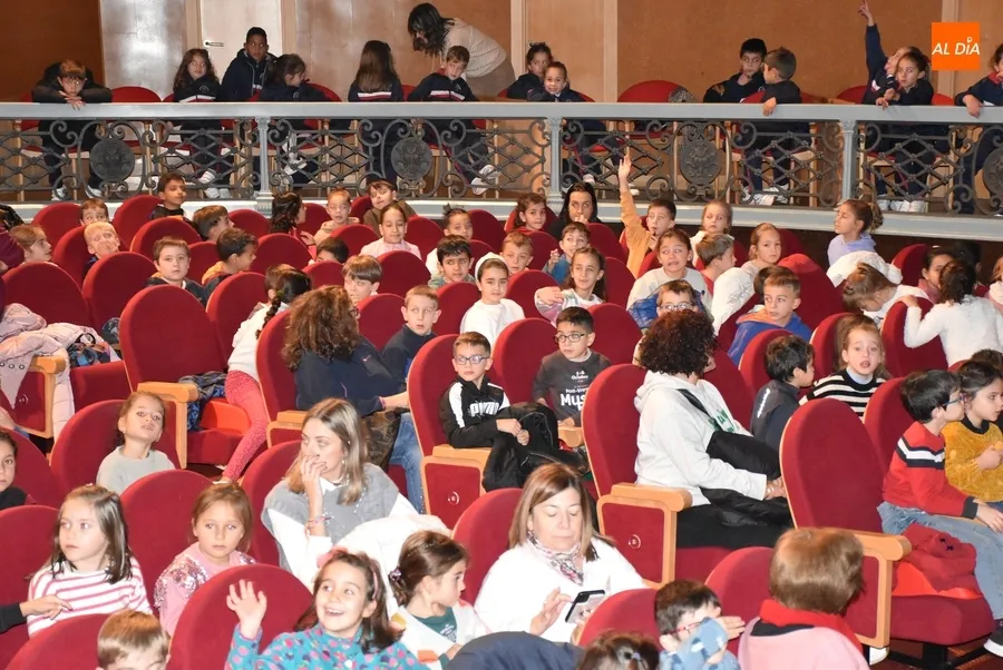 Foto 3 - Escolares de Primaria conocen una singular gallina azul gracias a Provincia a Escena