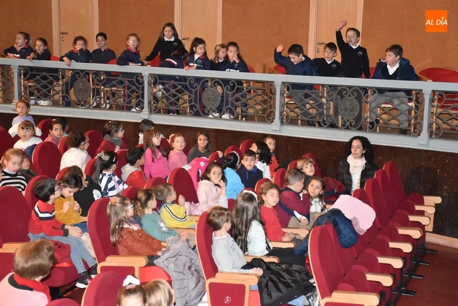 Foto 4 - Escolares de Primaria conocen una singular gallina azul gracias a Provincia a Escena