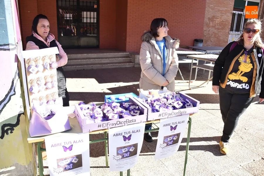 Foto 2 - El IES Fray Diego anima a &lsquo;abrir las alas&rsquo; contra la violencia de g&eacute;nero