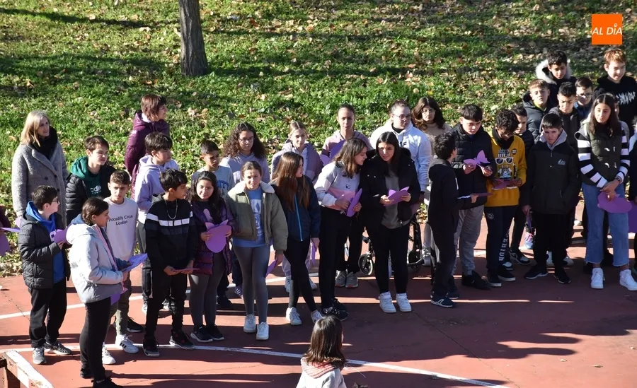 Foto 4 - El IES Fray Diego anima a &lsquo;abrir las alas&rsquo; contra la violencia de g&eacute;nero