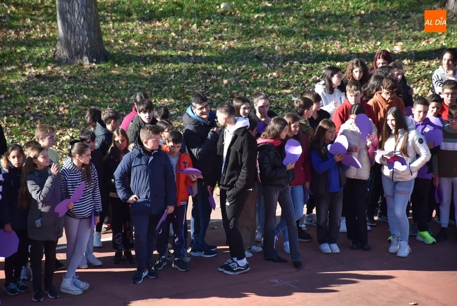 Foto 5 - El IES Fray Diego anima a &lsquo;abrir las alas&rsquo; contra la violencia de g&eacute;nero