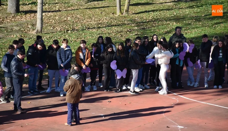 Foto 7 - El IES Fray Diego anima a &lsquo;abrir las alas&rsquo; contra la violencia de g&eacute;nero