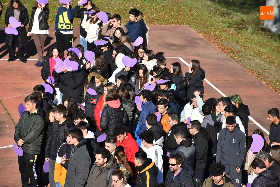 Foto 9 - El IES Fray Diego anima a &lsquo;abrir las alas&rsquo; contra la violencia de g&eacute;nero