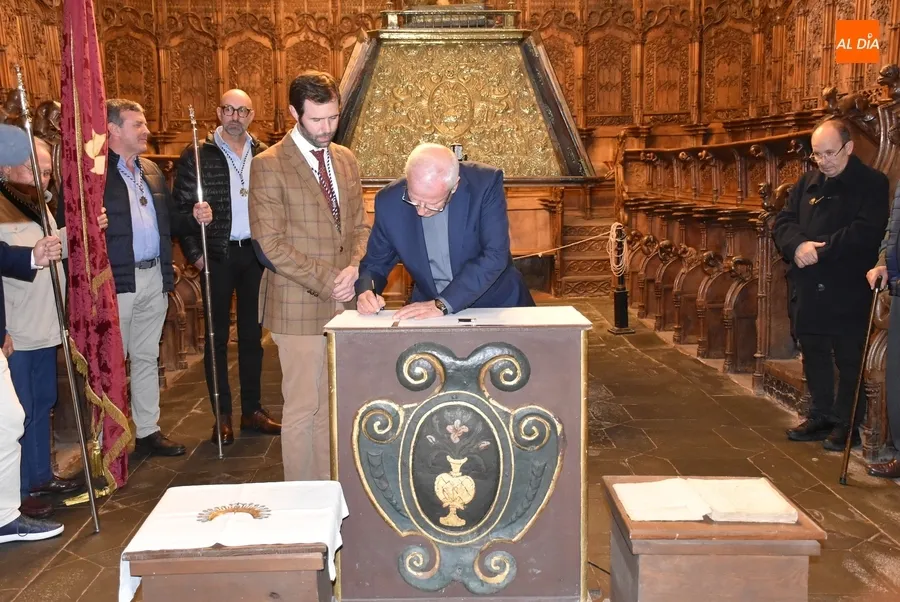 Foto 8 - Firmada la cesi&oacute;n de los bienes hist&oacute;ricos de la Cofrad&iacute;a de San Sebasti&aacute;n a la Catedral