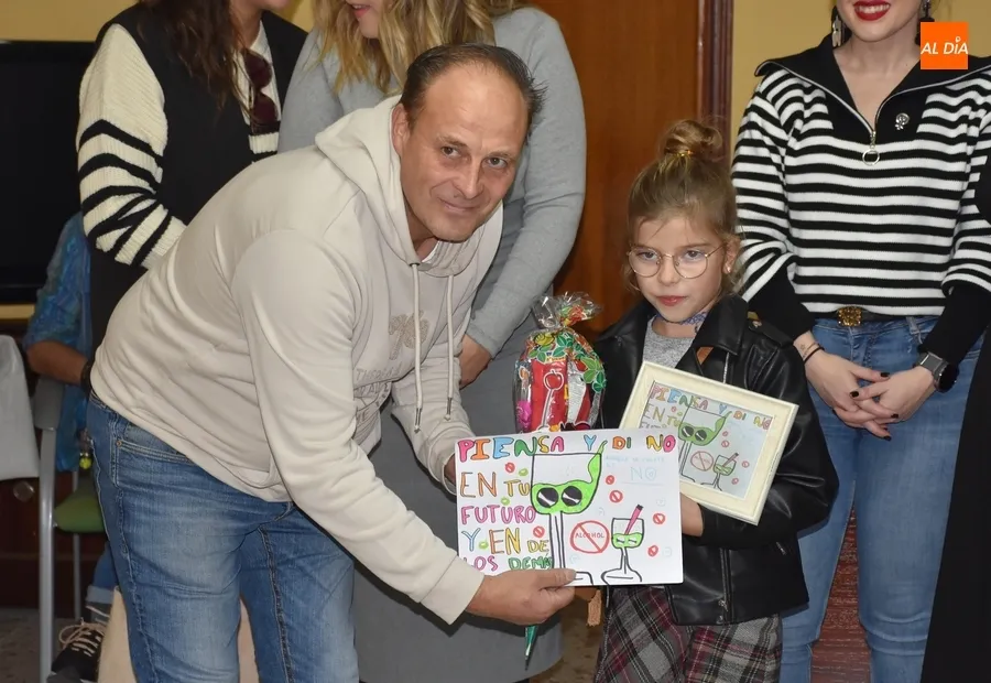 Foto 4 - Los ganadores del concurso de dibujo infantil de ARCIU reciben sus premios