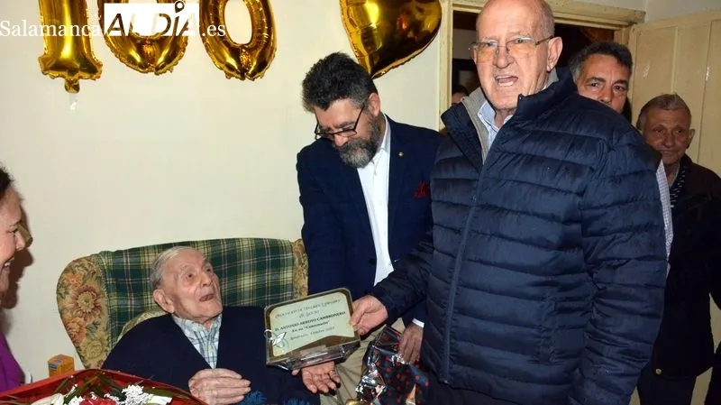 Antonio Arroyo recibió el homenaje del Ayuntamiento y de la asociación de mayores Liminares