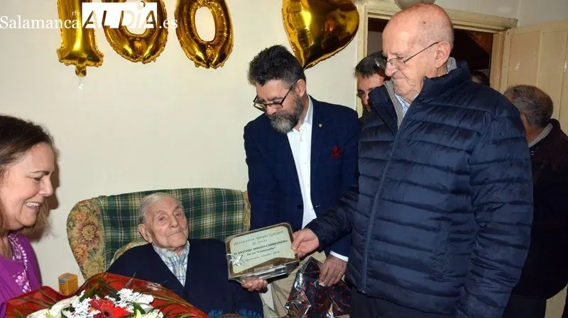 Antonio Arroyo recibió el homenaje del Ayuntamiento y de la asociación de mayores Liminares