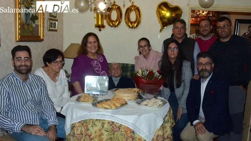 Antonio Arroyo recibió el homenaje del Ayuntamiento y de la asociación de mayores Liminares