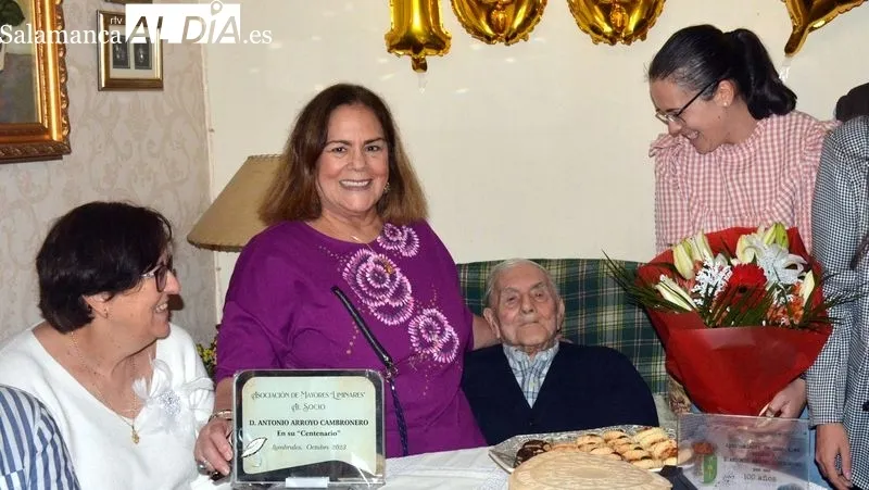Antonio Arroyo recibió el homenaje del Ayuntamiento y de la asociación de mayores Liminares
