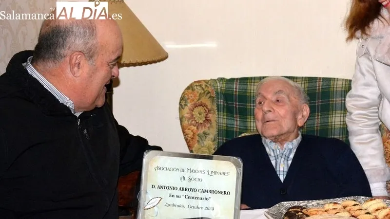 Antonio Arroyo recibió el homenaje del Ayuntamiento y de la asociación de mayores Liminares