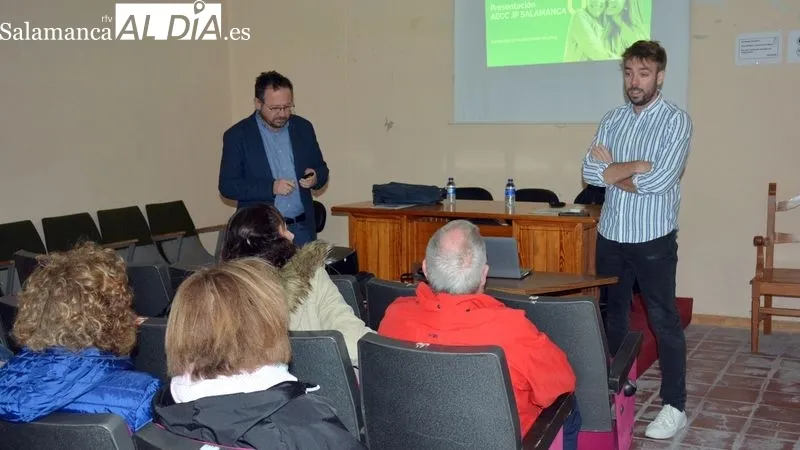 Técnicos de la AECC de Salamanca impartieron una sesión informativa en Lumbrales