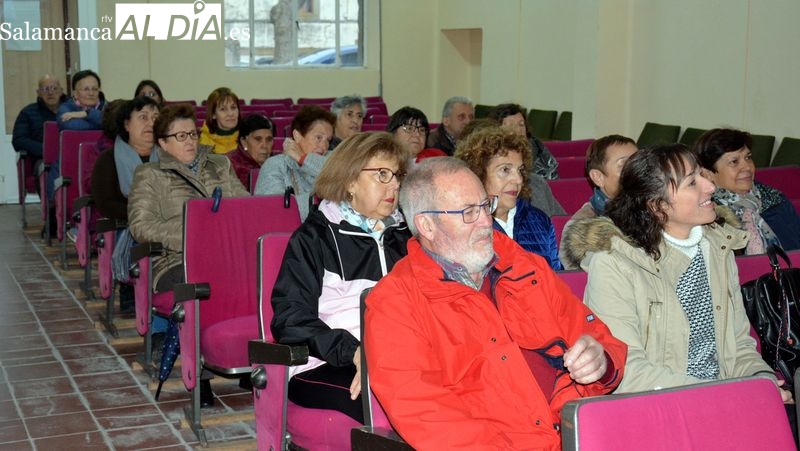 Técnicos de la AECC de Salamanca impartieron una sesión informativa en Lumbrales