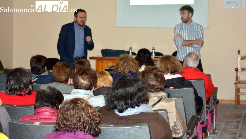 Técnicos de la AECC de Salamanca impartieron una sesión informativa en Lumbrales