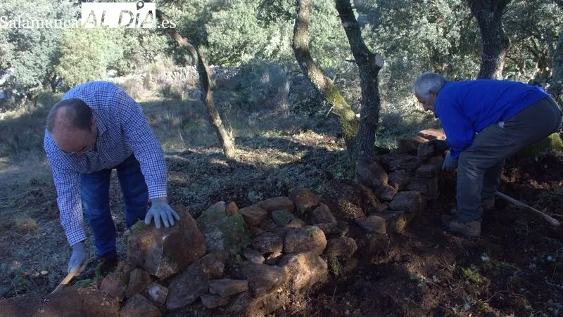 Carrilanos de la asociación Tod@vía limpiaron el recinto donde fueron enterrados trabajadores fallecidos en el túnel 1