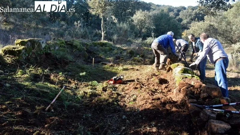 Carrilanos de la asociación Tod@vía limpiaron el recinto donde fueron enterrados trabajadores fallecidos en el túnel 1