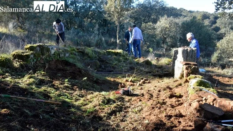 Carrilanos de la asociación Tod@vía limpiaron el recinto donde fueron enterrados trabajadores fallecidos en el túnel 1