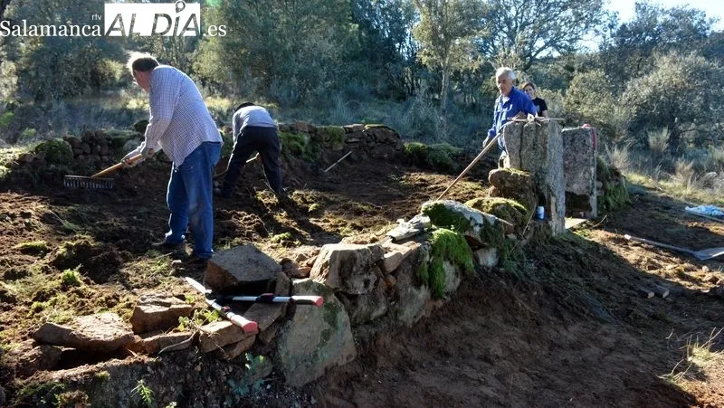 Carrilanos de la asociación Tod@vía limpiaron el recinto donde fueron enterrados trabajadores fallecidos en el túnel 1