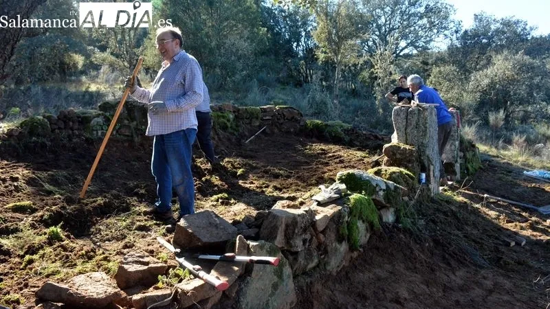 Carrilanos de la asociación Tod@vía limpiaron el recinto donde fueron enterrados trabajadores fallecidos en el túnel 1