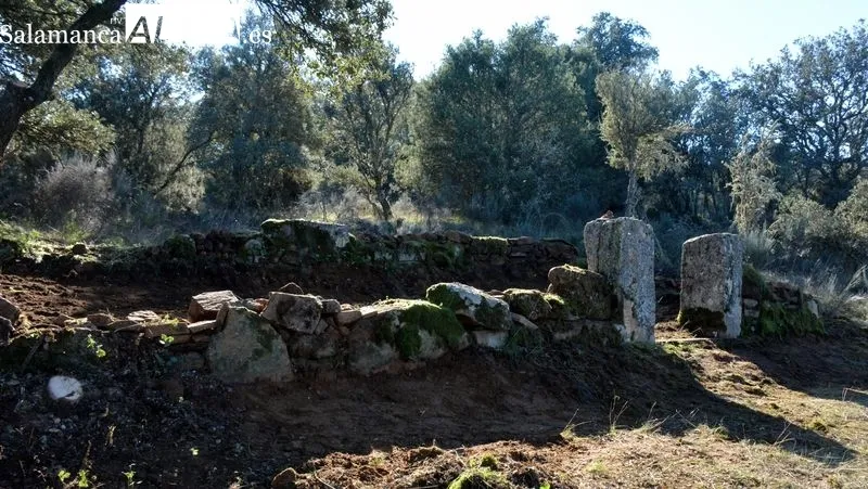 Carrilanos de la asociación Tod@vía limpiaron el recinto donde fueron enterrados trabajadores fallecidos en el túnel 1